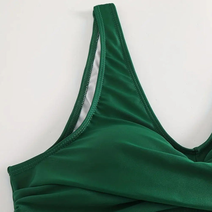 Sarena | Il tuo bikini modellante per l'addome con un elegante scollo a V